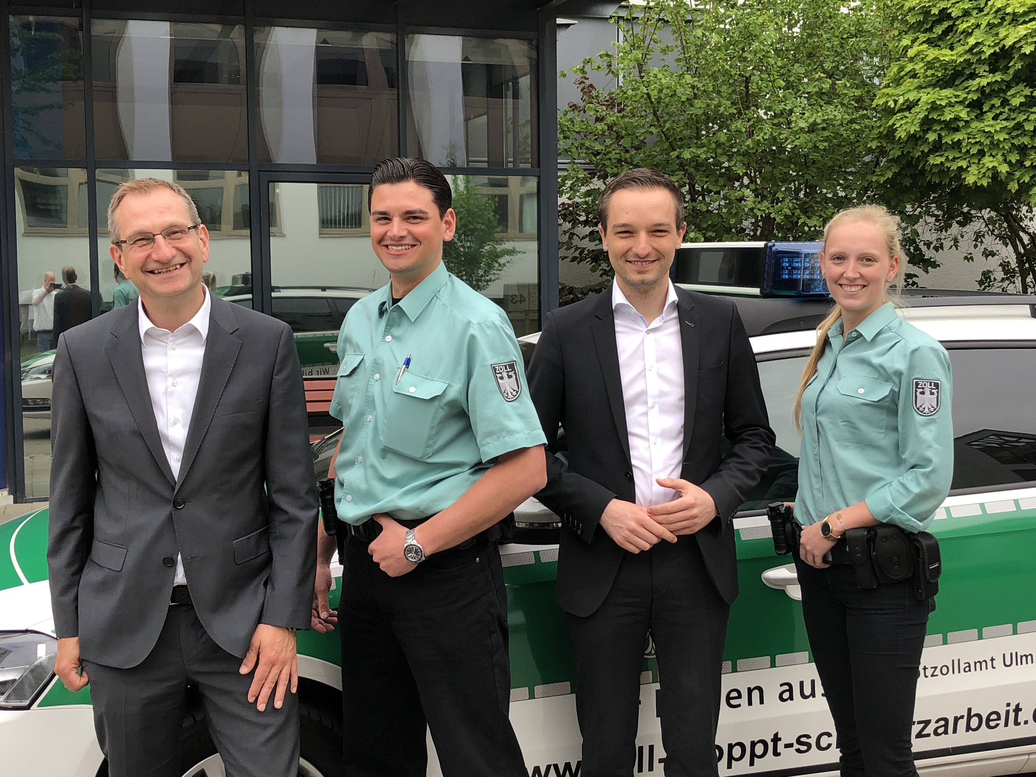 Benjamin Strasser MdB mit Mitarbeitern des Hauptzollamts Ulm